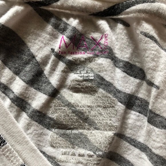 ✨2 for $8✨ Zebra Print Tee - Picture 3 of 3